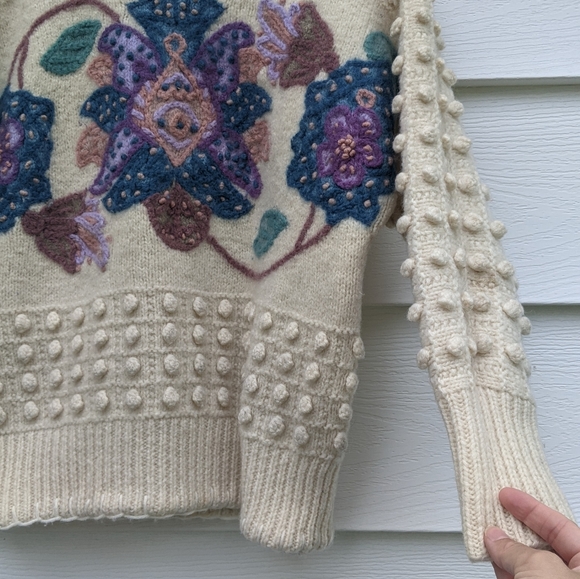 Beautiful Wool sweater floral pattern and pompons - Picture 5 of 5